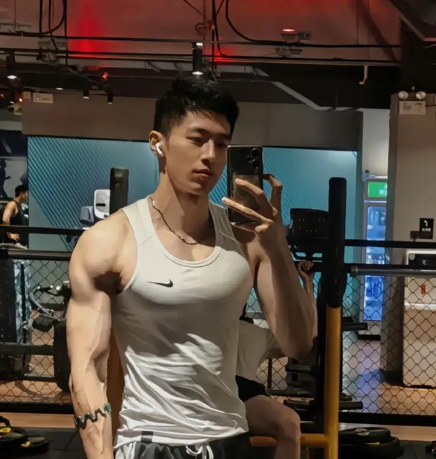  泳池里的 185cm 小哥哥，魅力藏不住啦 
