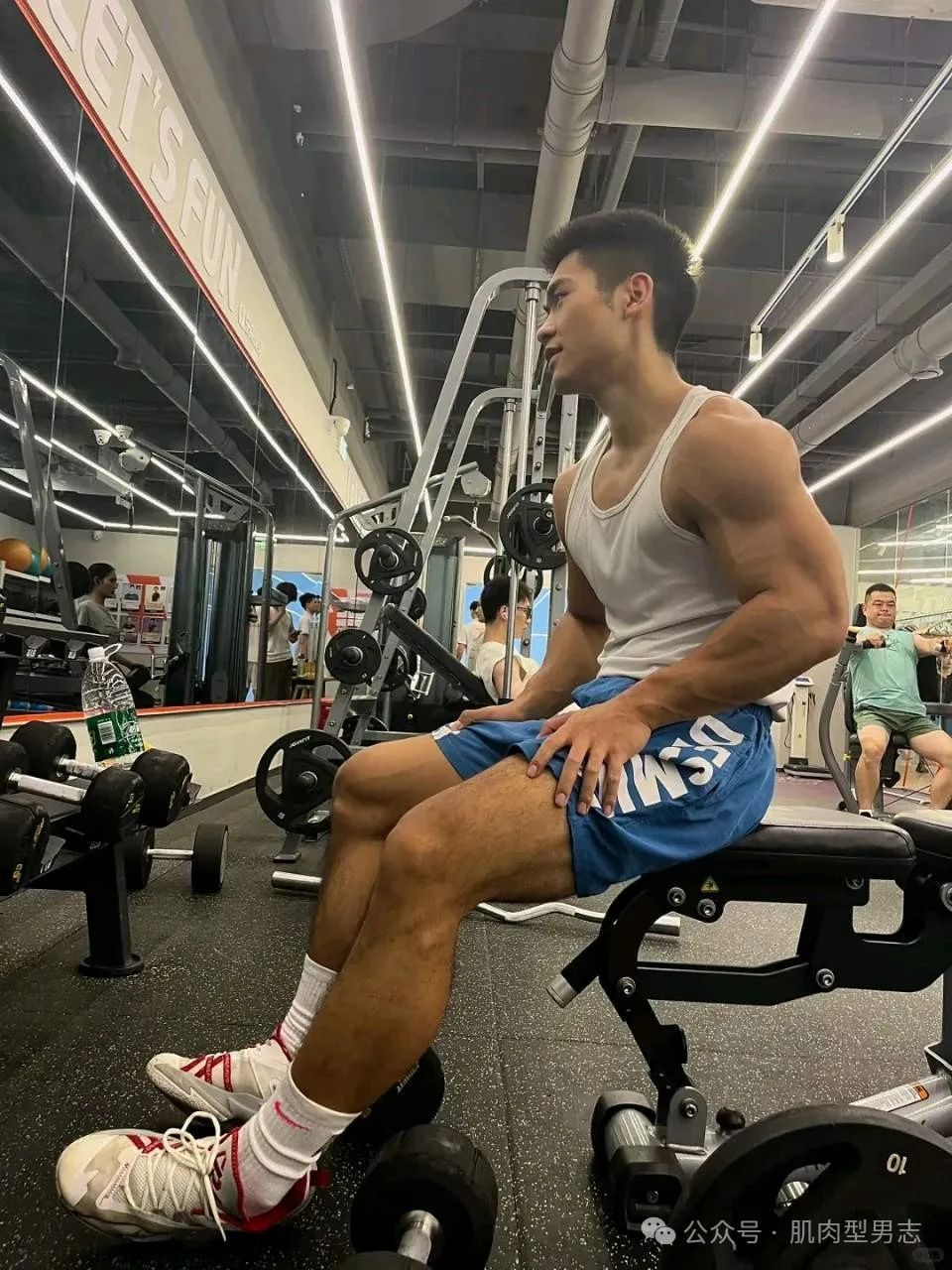 黑皮体育生，来自地铁和人海~