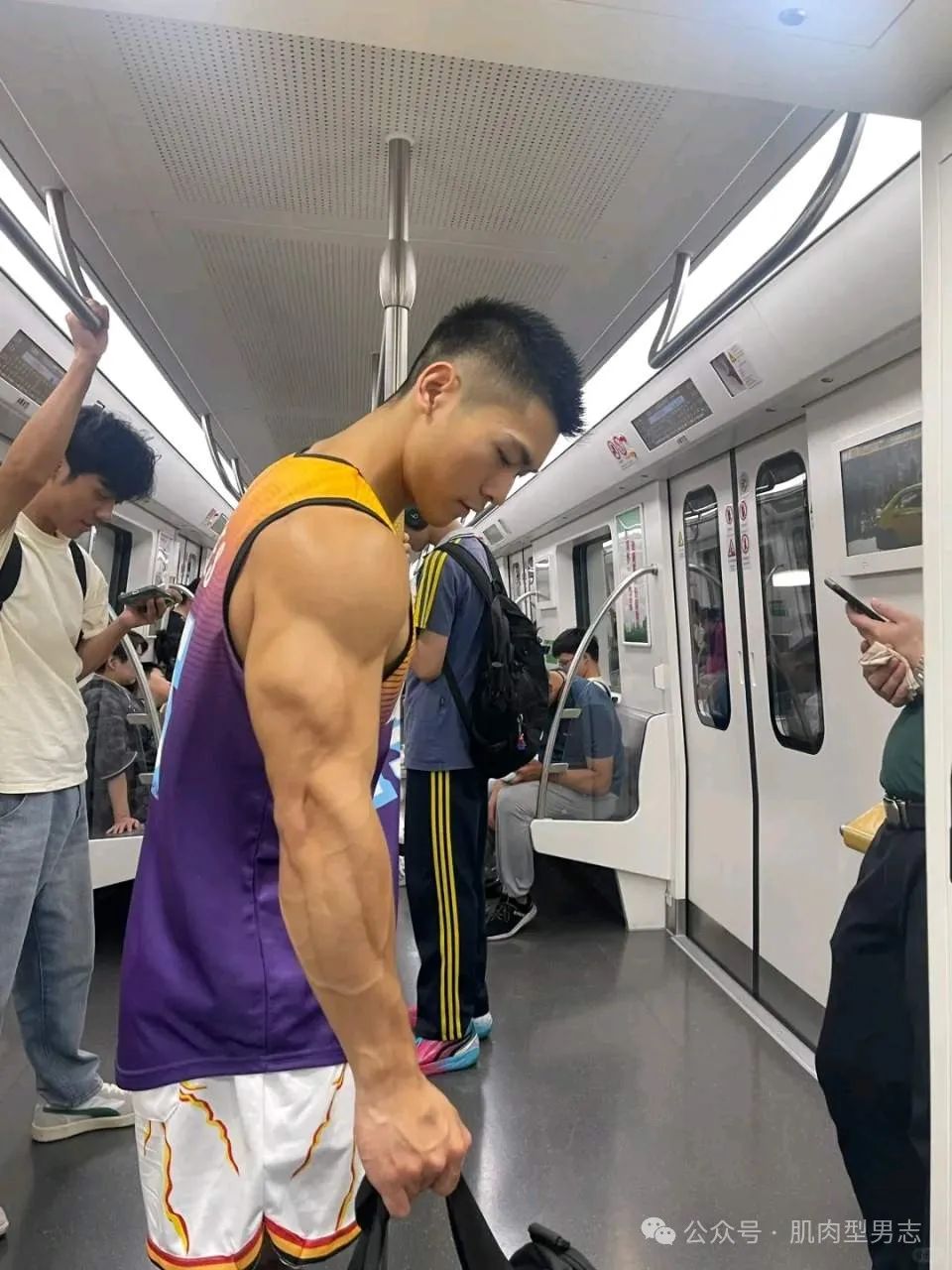 黑皮体育生，来自地铁和人海~