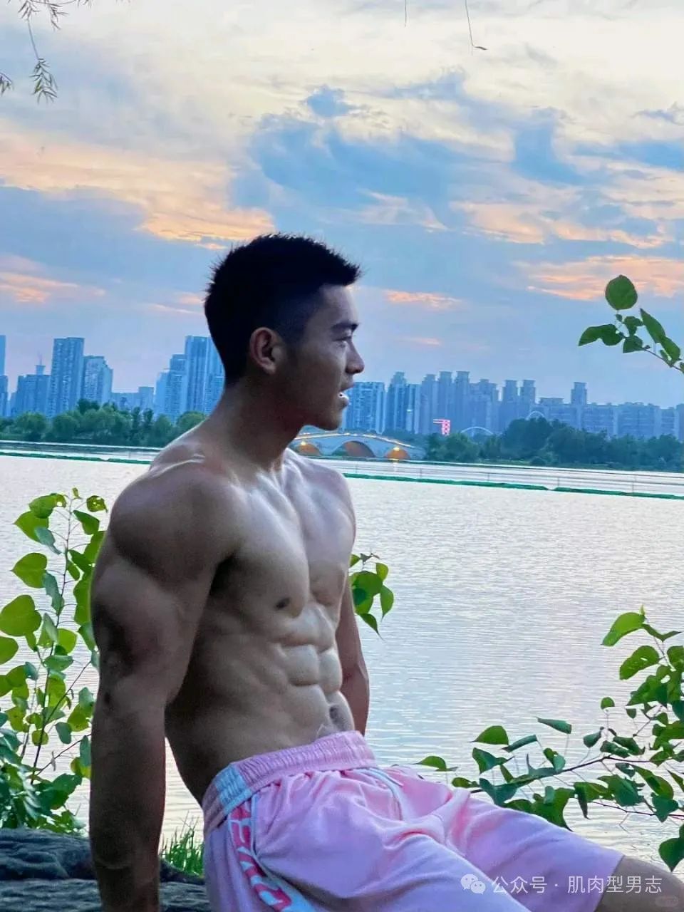 黑皮体育生，来自地铁和人海~