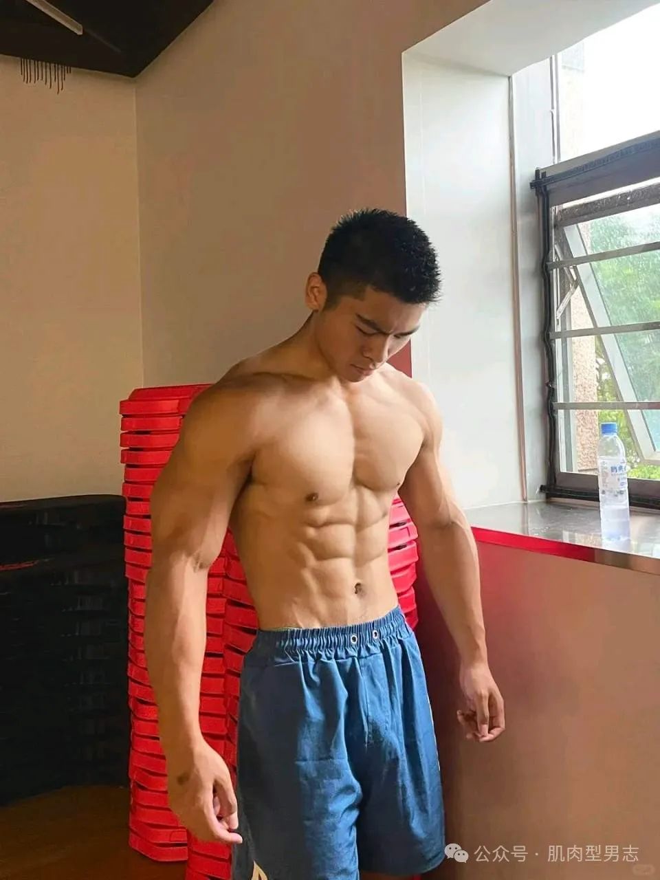 黑皮体育生，来自地铁和人海~