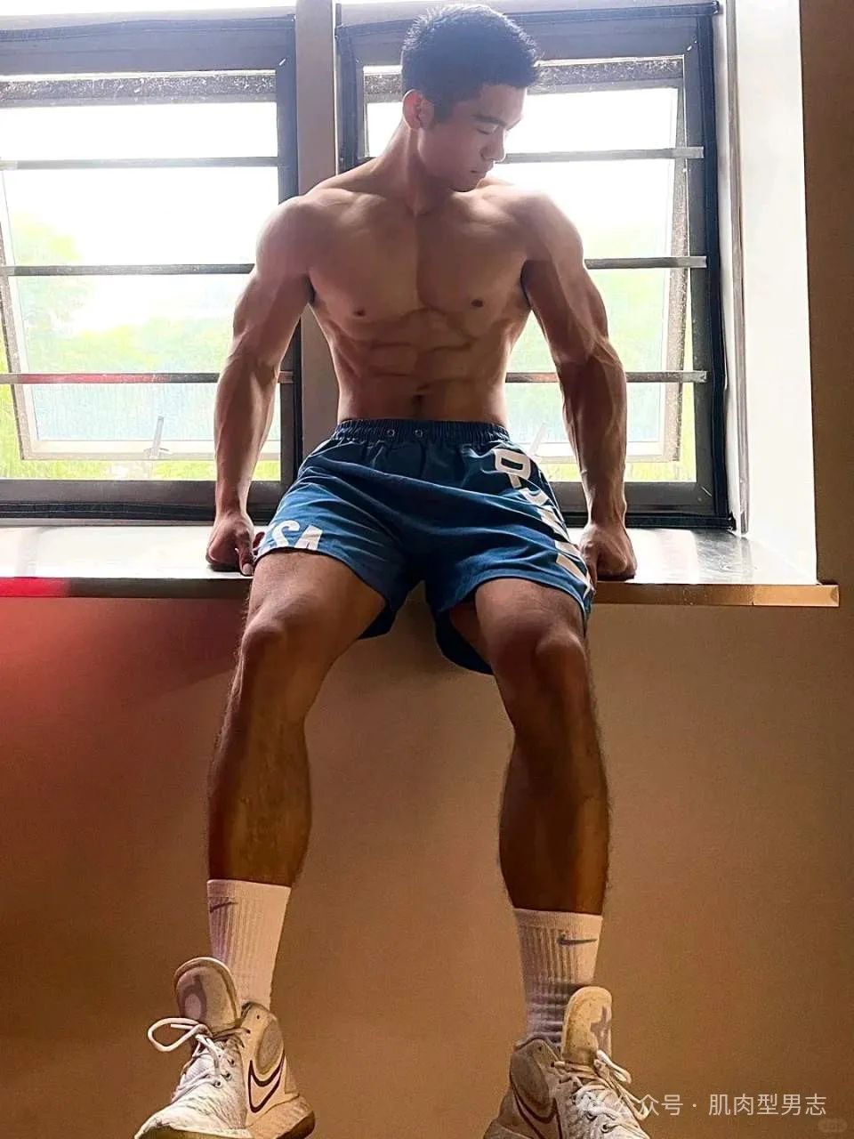 黑皮体育生，来自地铁和人海~