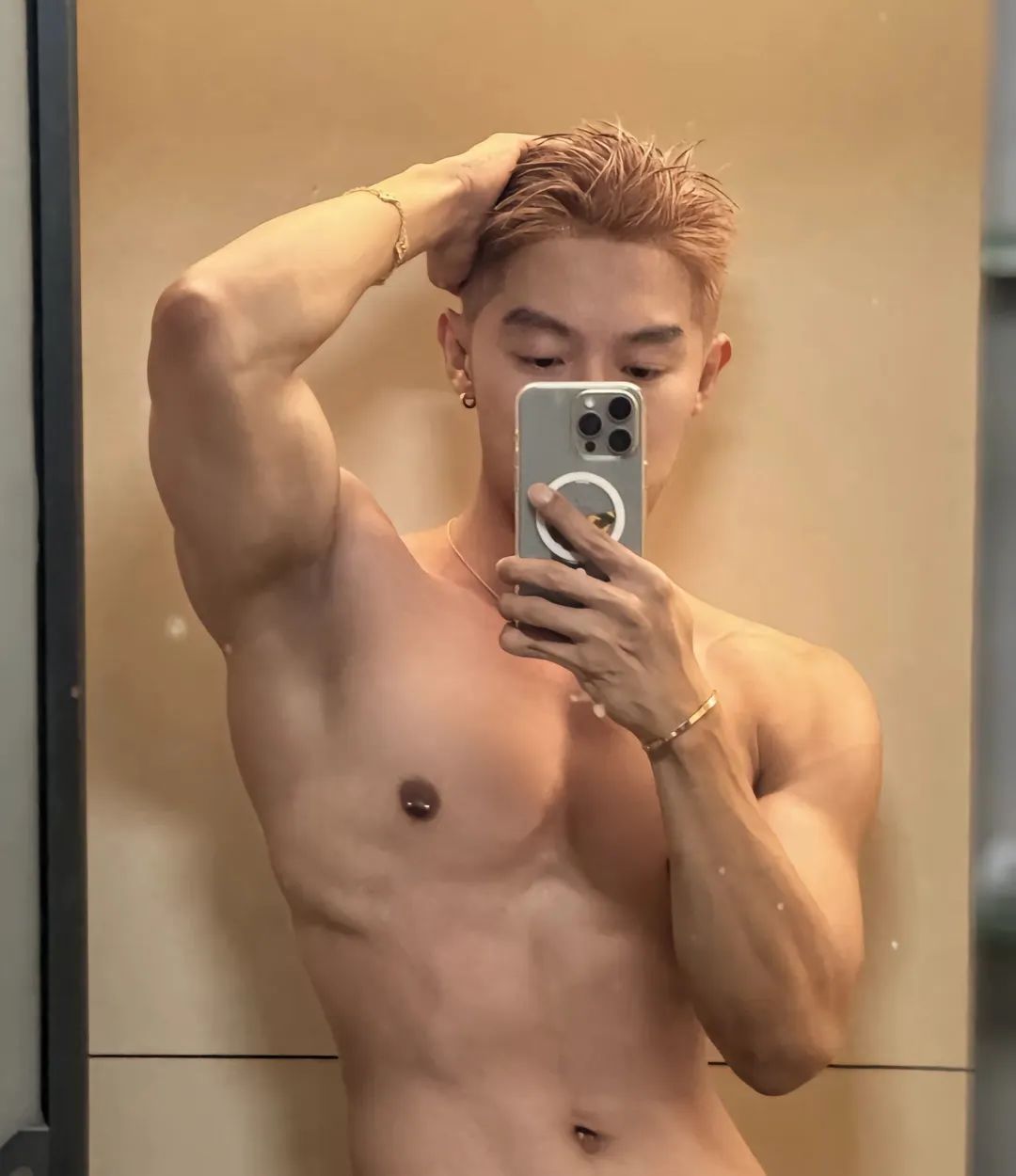  肌肉男模打乳钉的秘密，天使面孔私下很放开 