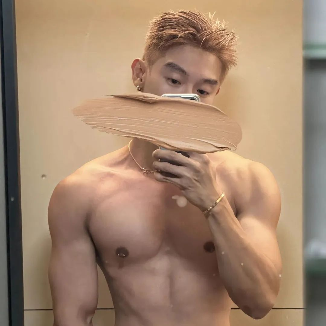  肌肉男模打乳钉的秘密，天使面孔私下很放开 