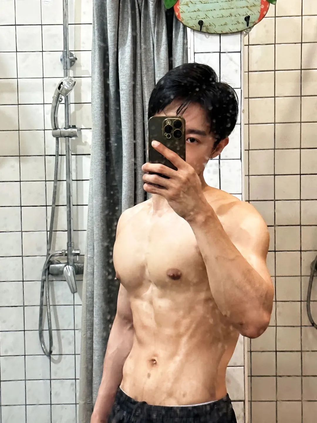  肌肉男模打乳钉的秘密，天使面孔私下很放开 