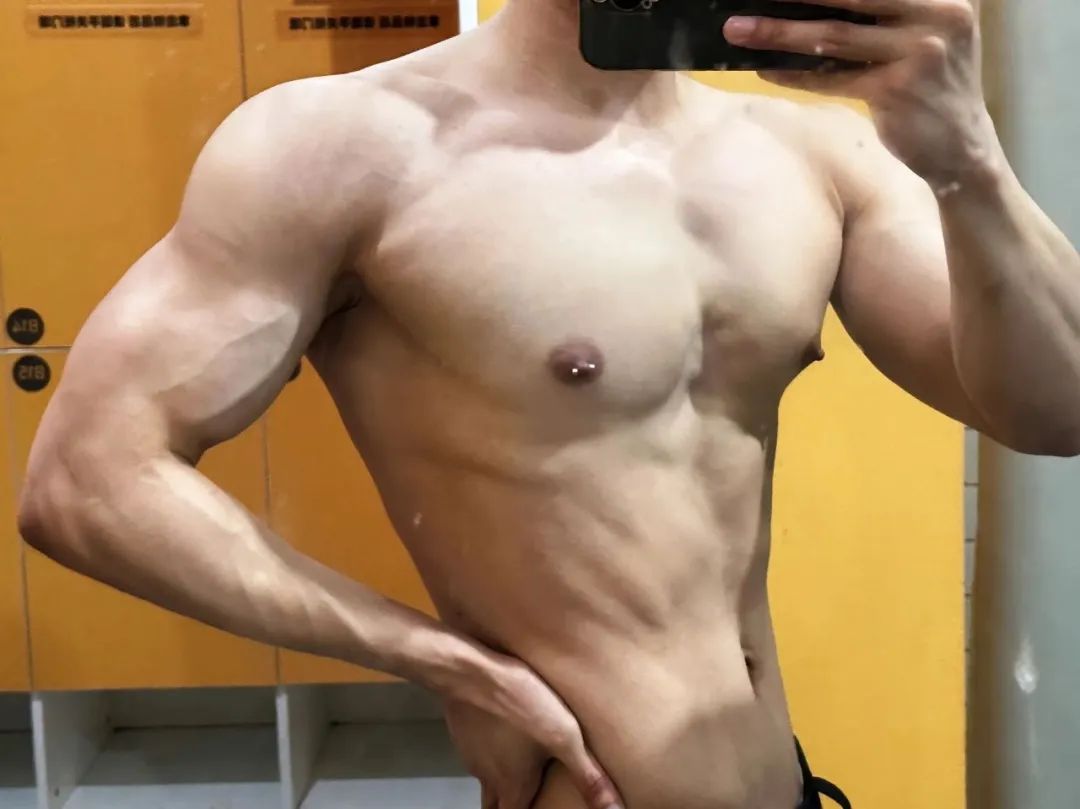  肌肉男模打乳钉的秘密，天使面孔私下很放开 