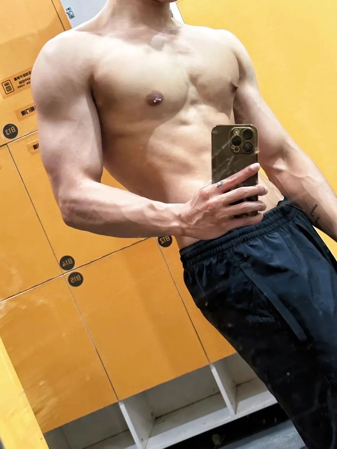  肌肉男模打乳钉的秘密，天使面孔私下很放开 