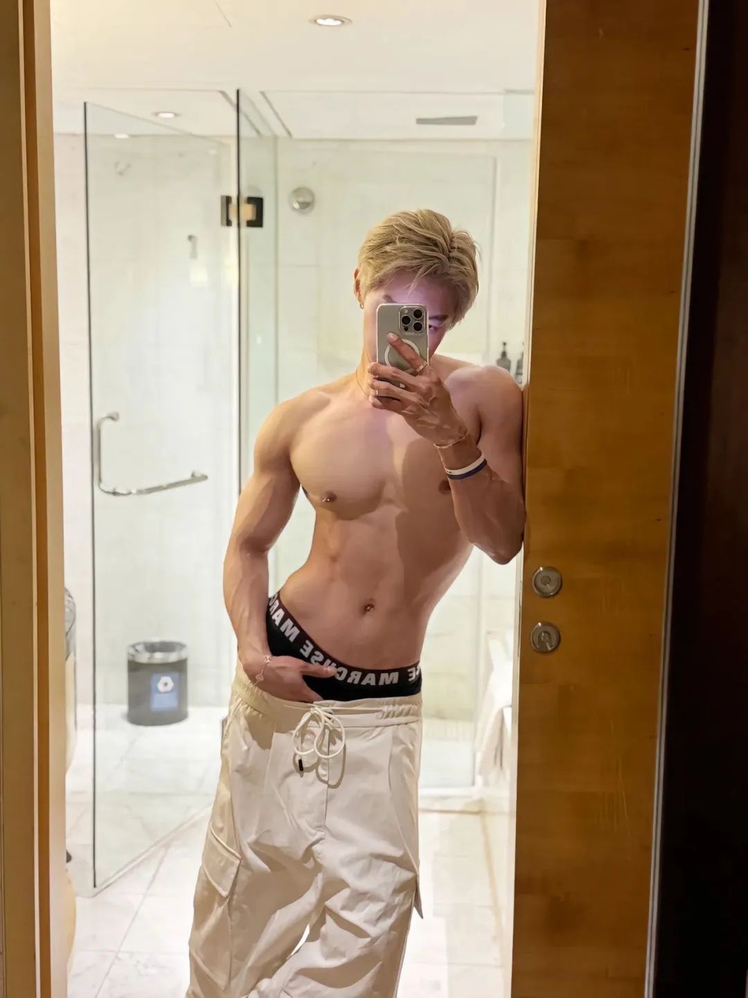  肌肉男模打乳钉的秘密，天使面孔私下很放开 