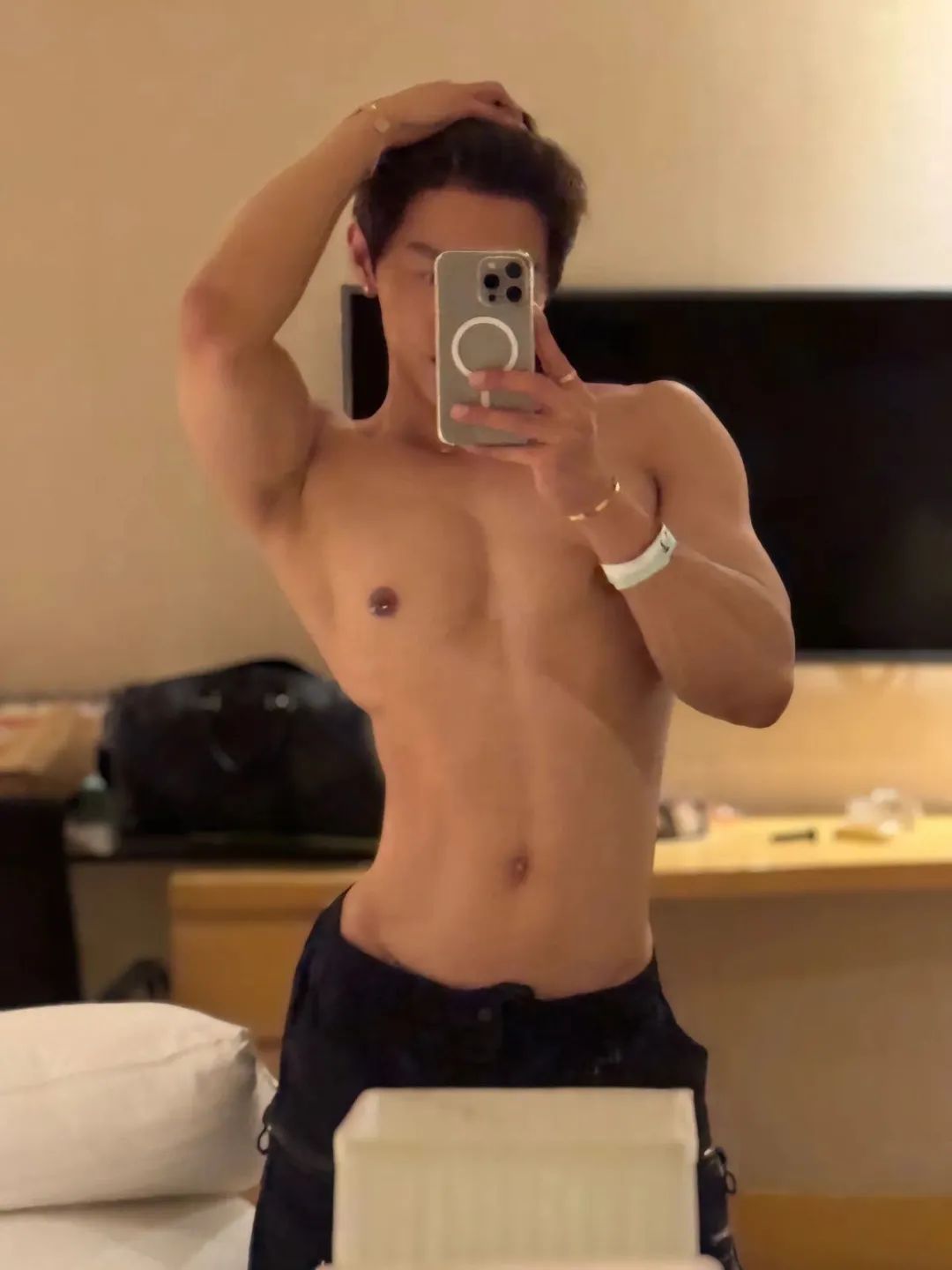  肌肉男模打乳钉的秘密，天使面孔私下很放开 