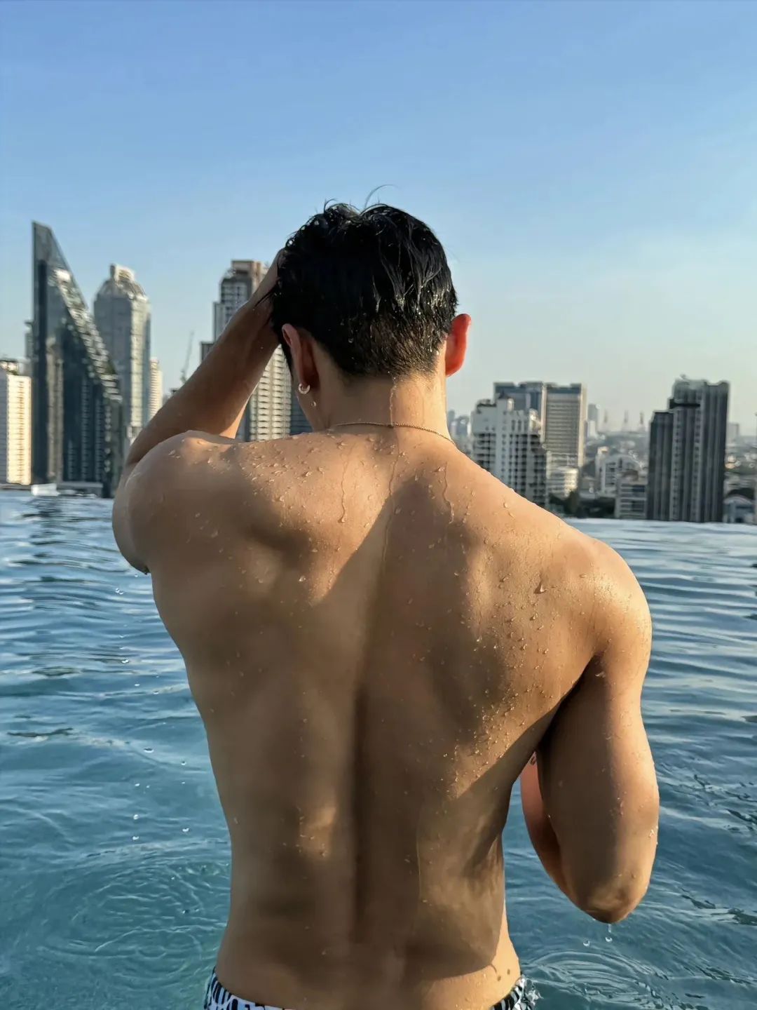  肌肉男模打乳钉的秘密，天使面孔私下很放开 