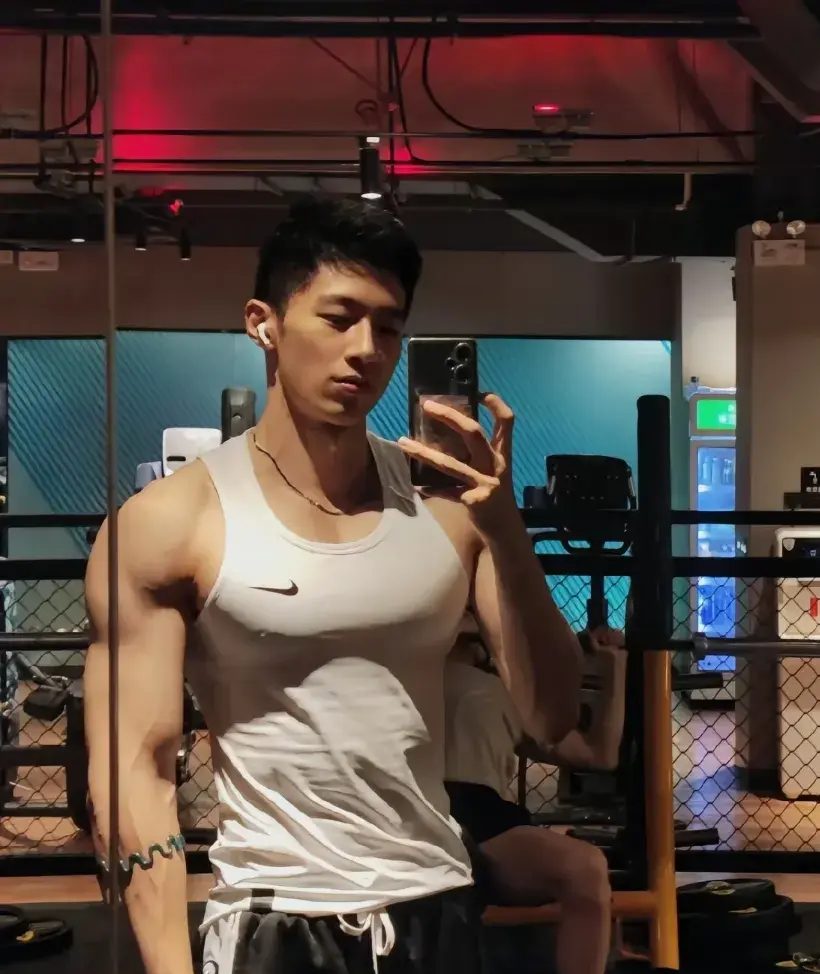  泳池里的 185cm 小哥哥，魅力藏不住啦 