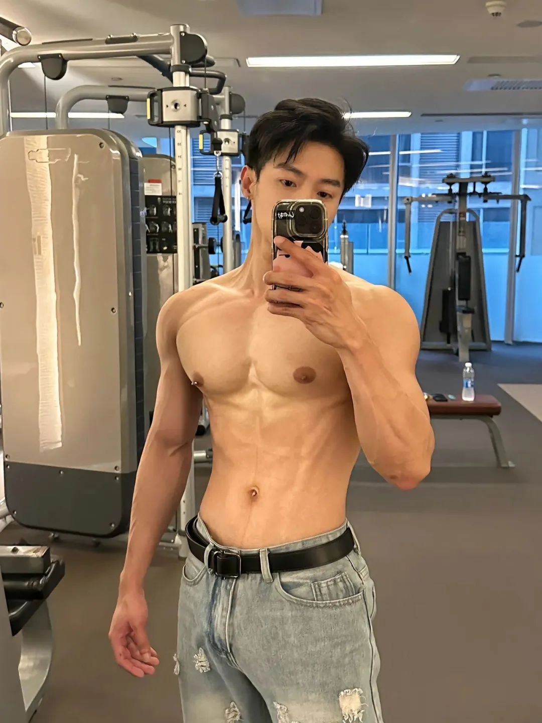 肌肉男模打乳钉的秘密，天使面孔私下很放开 
