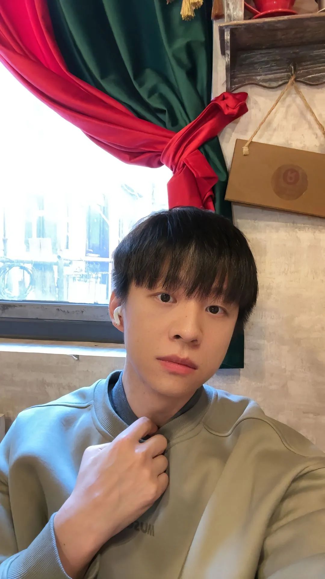 体操冠军张宏涛穿灰裤子照，这么强大你不看看？