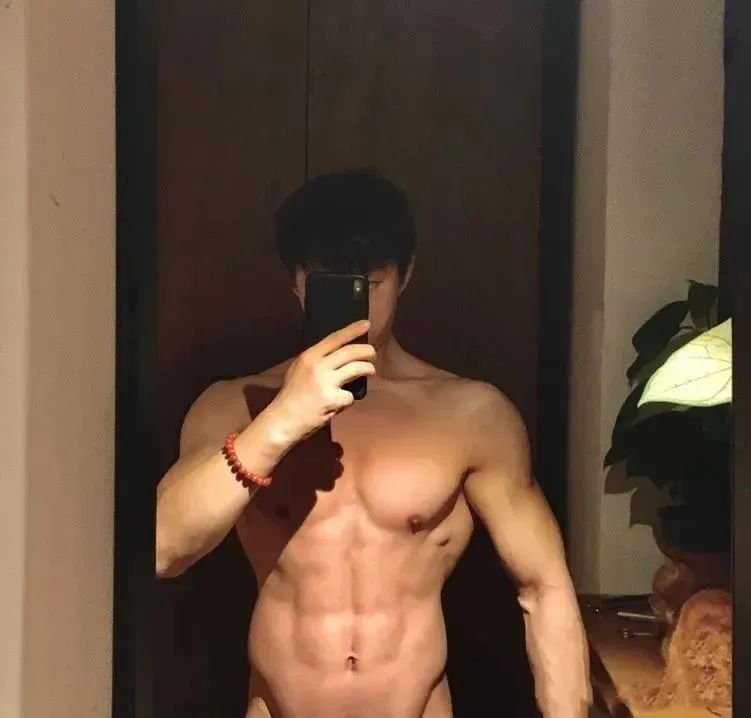 体操冠军张宏涛穿灰裤子照，这么强大你不看看？