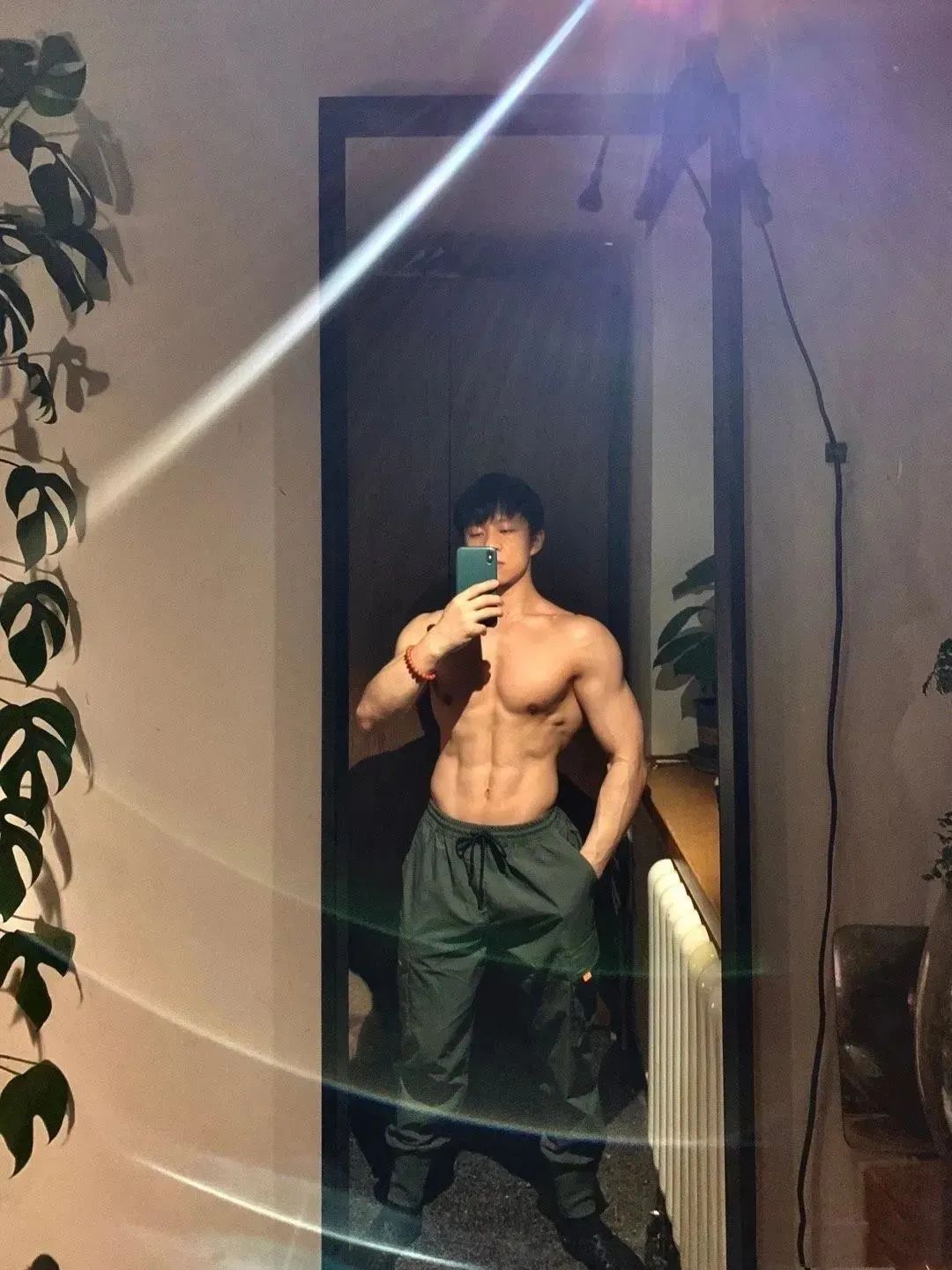 体操冠军张宏涛穿灰裤子照，这么强大你不看看？