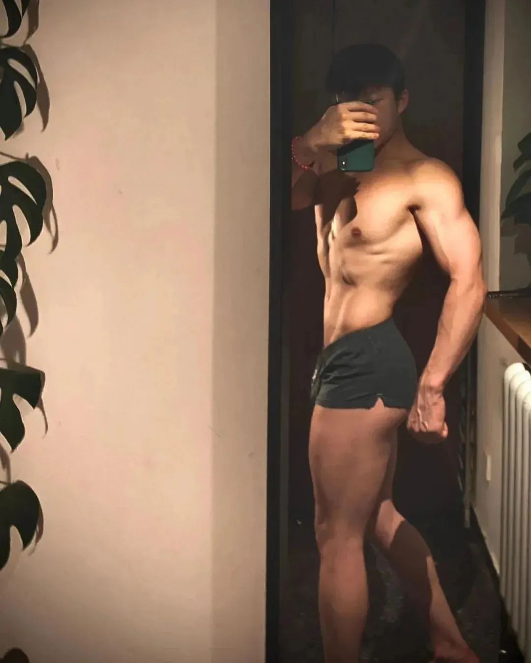 体操冠军张宏涛穿灰裤子照，这么强大你不看看？