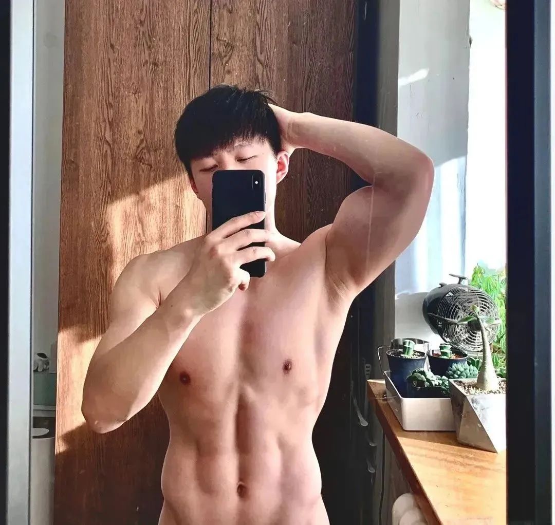 体操冠军张宏涛穿灰裤子照，这么强大你不看看？