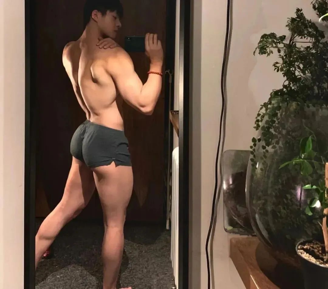 体操冠军张宏涛穿灰裤子照，这么强大你不看看？