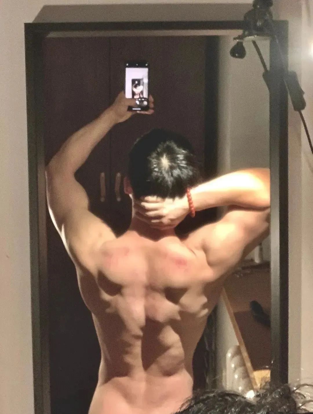 体操冠军张宏涛穿灰裤子照，这么强大你不看看？