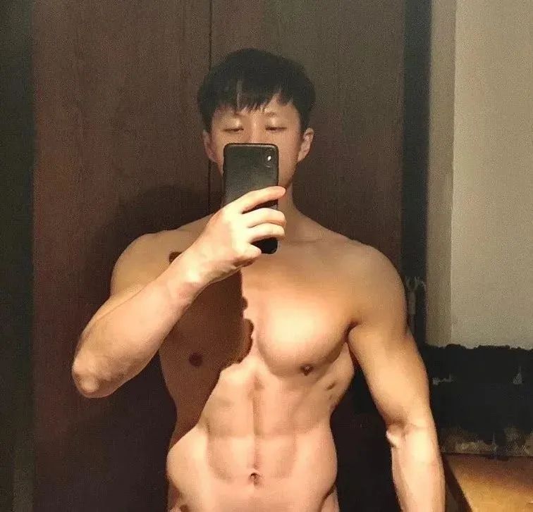 体操冠军张宏涛穿灰裤子照，这么强大你不看看？