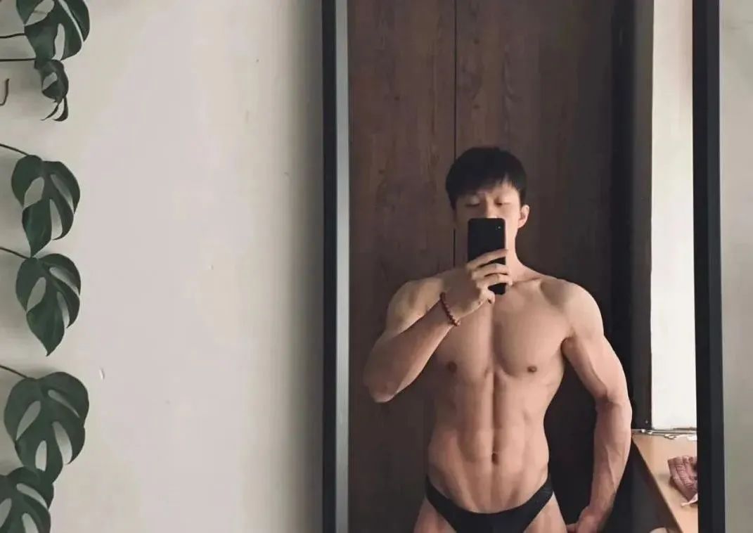 体操冠军张宏涛穿灰裤子照，这么强大你不看看？