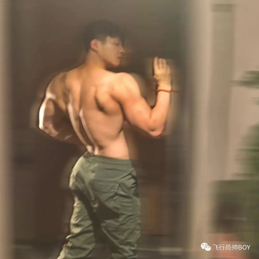 体操冠军张宏涛穿灰裤子照，这么强大你不看看？