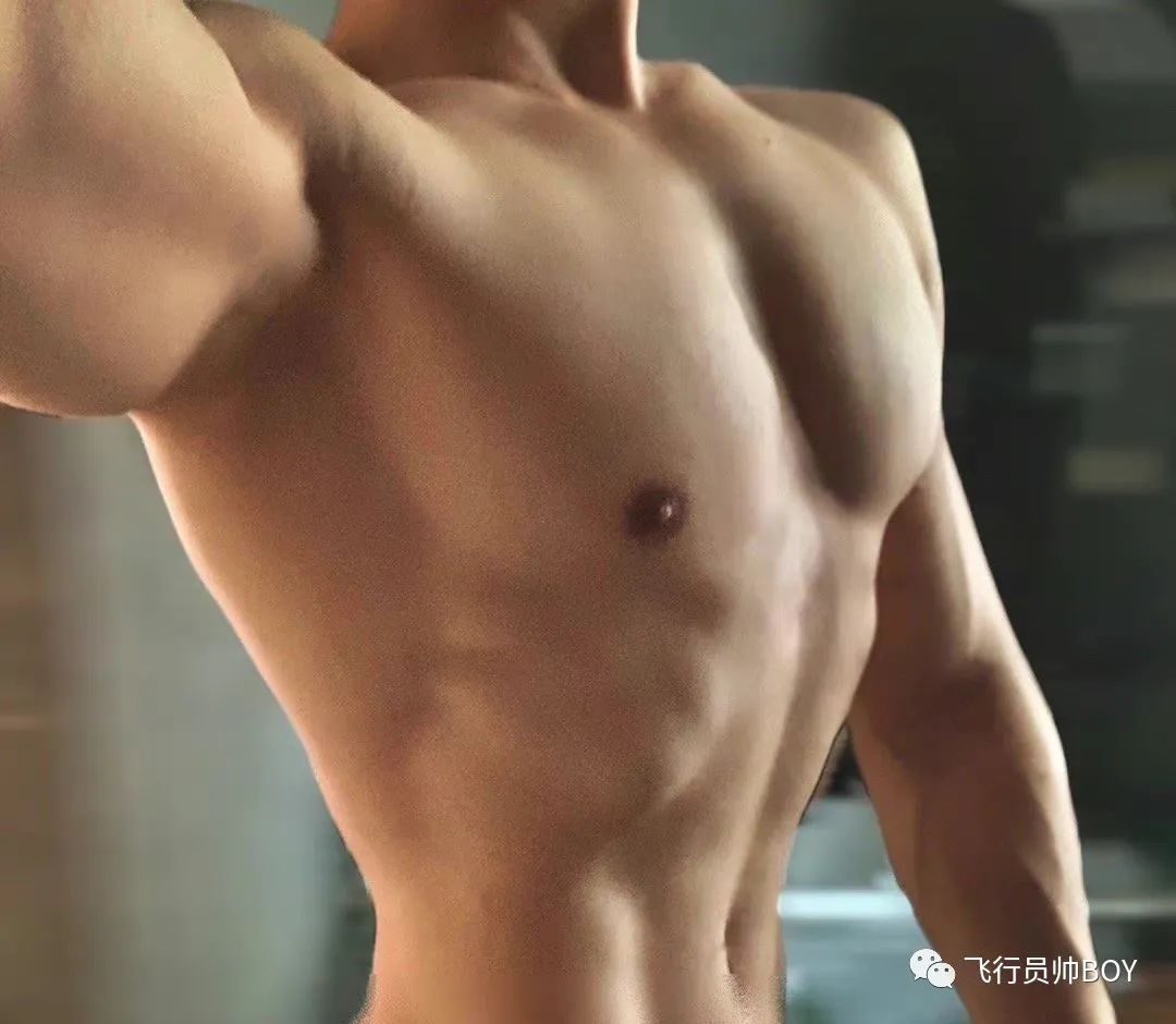 体操冠军张宏涛穿灰裤子照，这么强大你不看看？