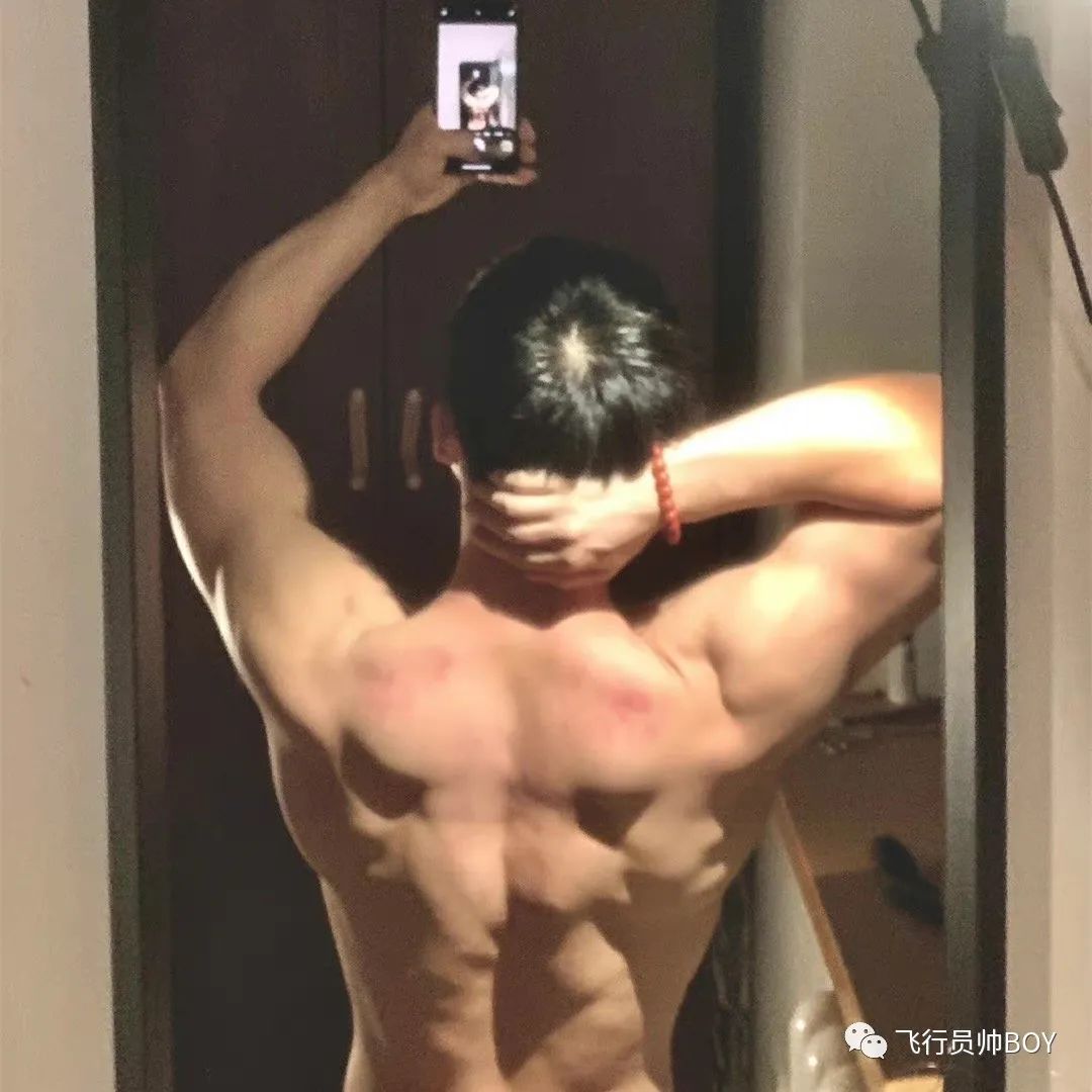 体操冠军张宏涛穿灰裤子照，这么强大你不看看？