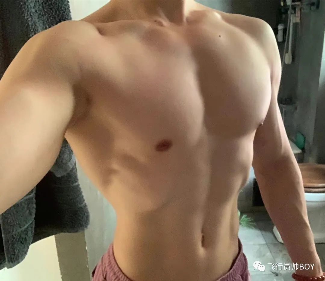 体操冠军张宏涛穿灰裤子照，这么强大你不看看？