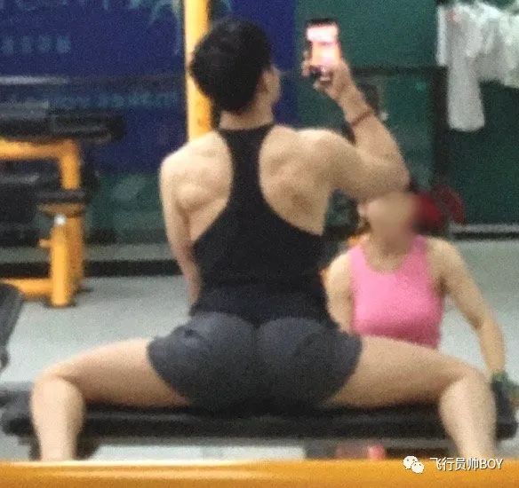 体操冠军张宏涛穿灰裤子照，这么强大你不看看？