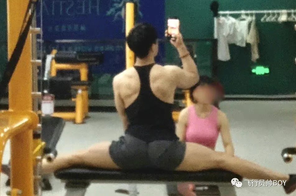 体操冠军张宏涛穿灰裤子照，这么强大你不看看？