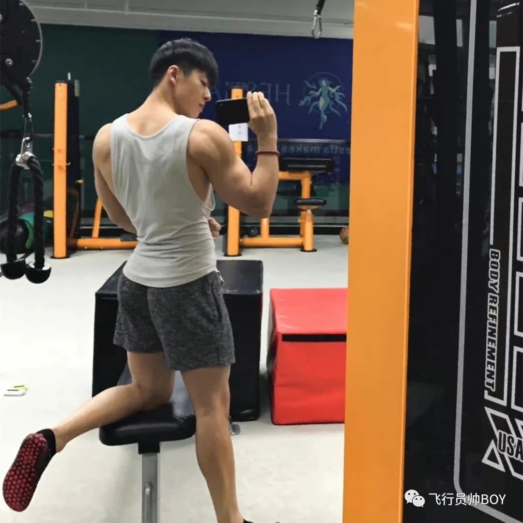 体操冠军张宏涛穿灰裤子照，这么强大你不看看？