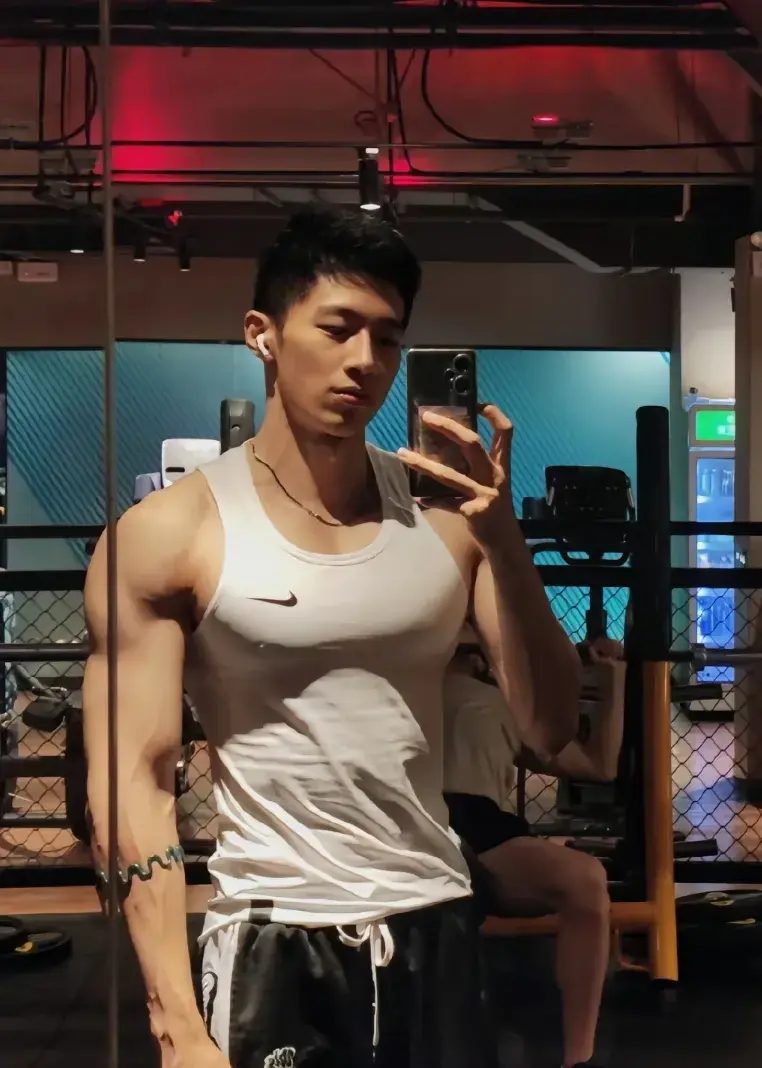  泳池里的 185cm 小哥哥，魅力藏不住啦 