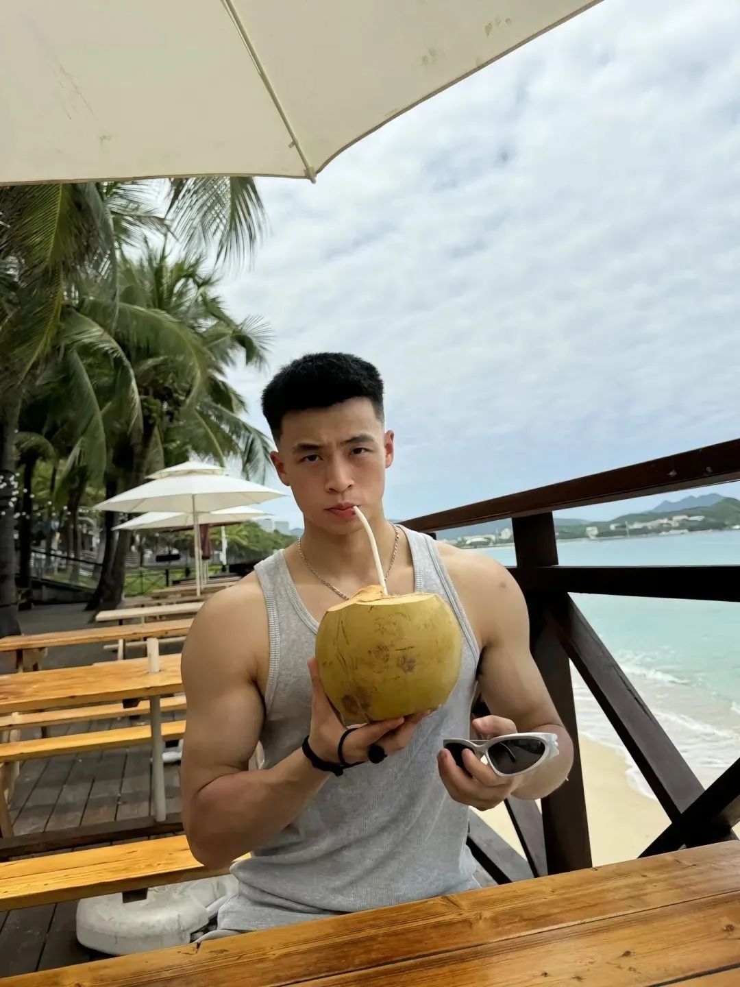 182cm 阳光肌肉兵哥哥，肌肉线条太硬了！