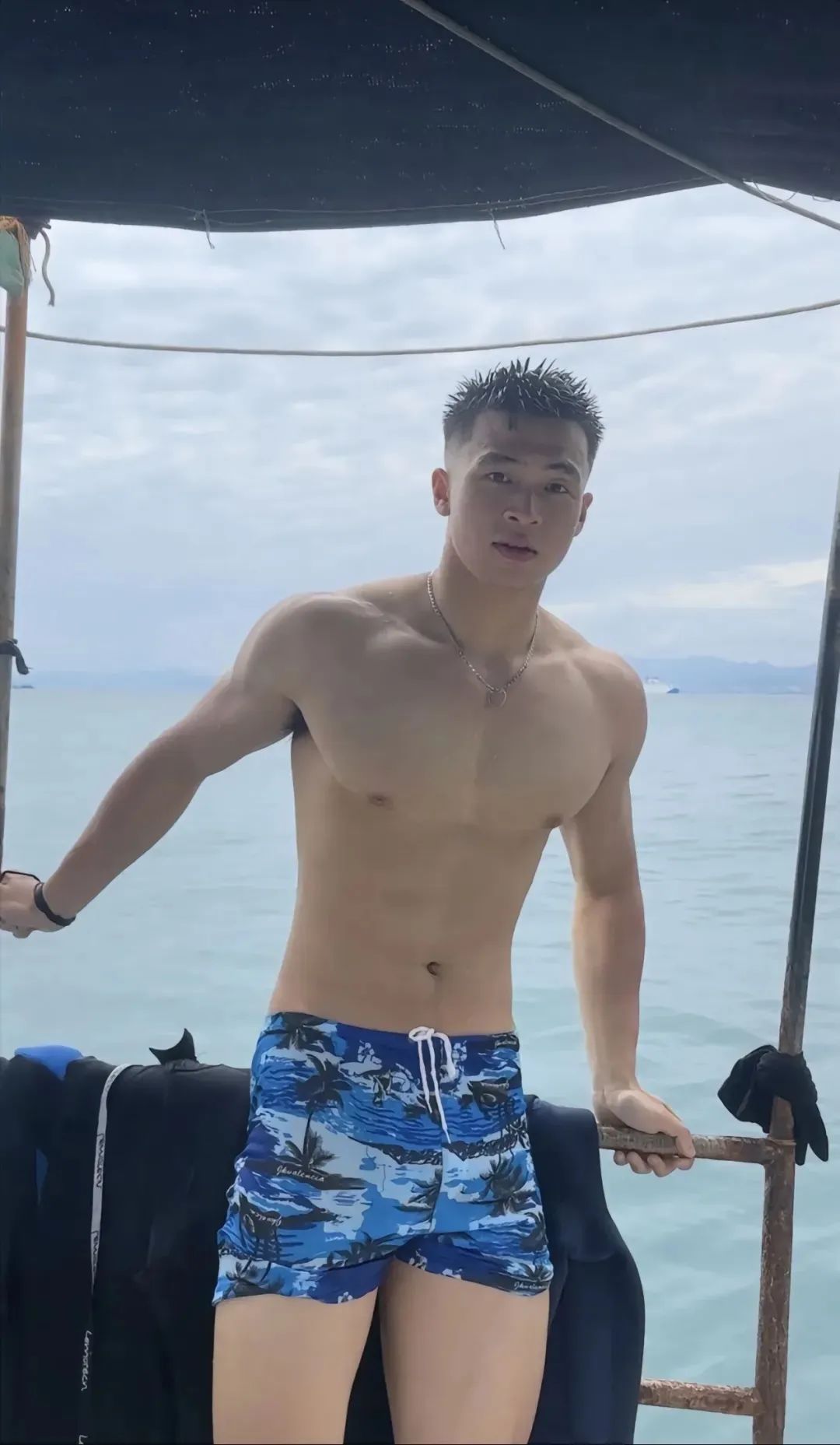 182cm 阳光肌肉兵哥哥，肌肉线条太硬了！