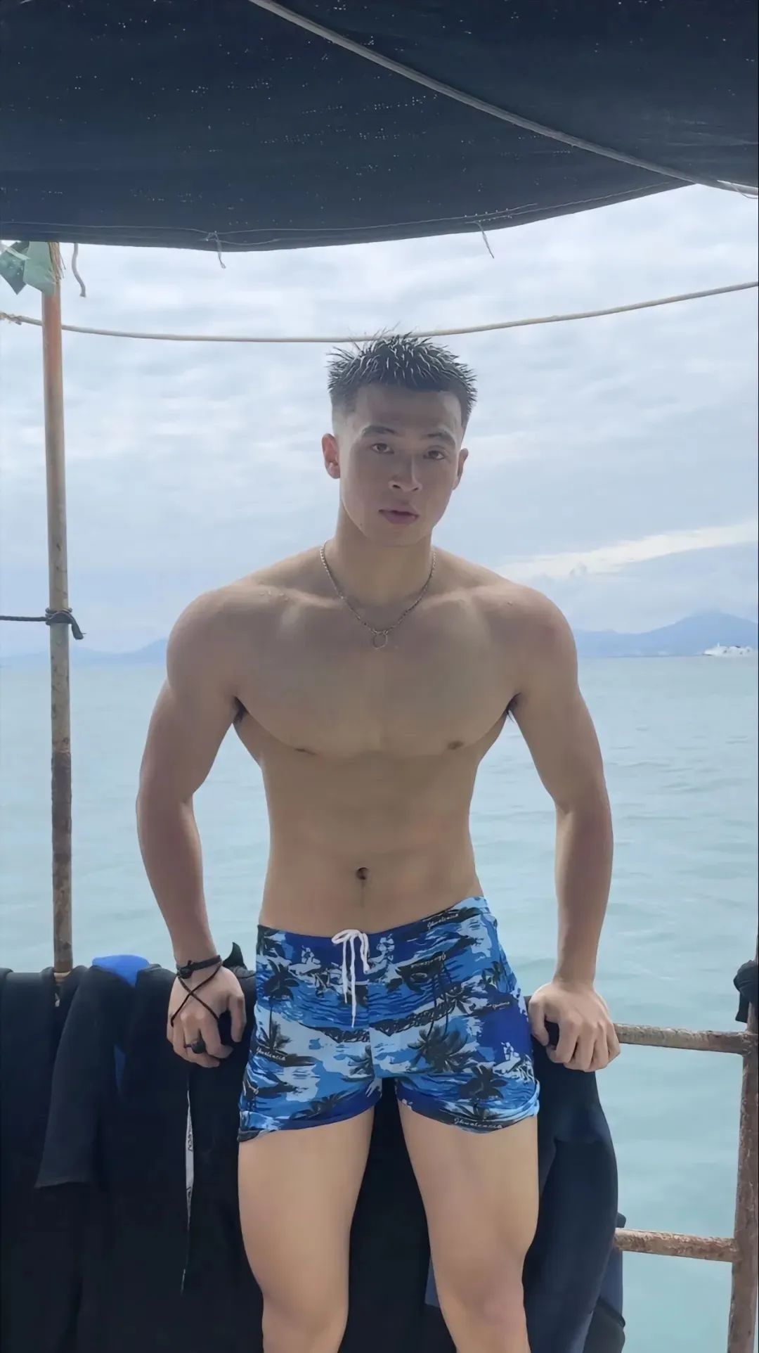 182cm 阳光肌肉兵哥哥，肌肉线条太硬了！
