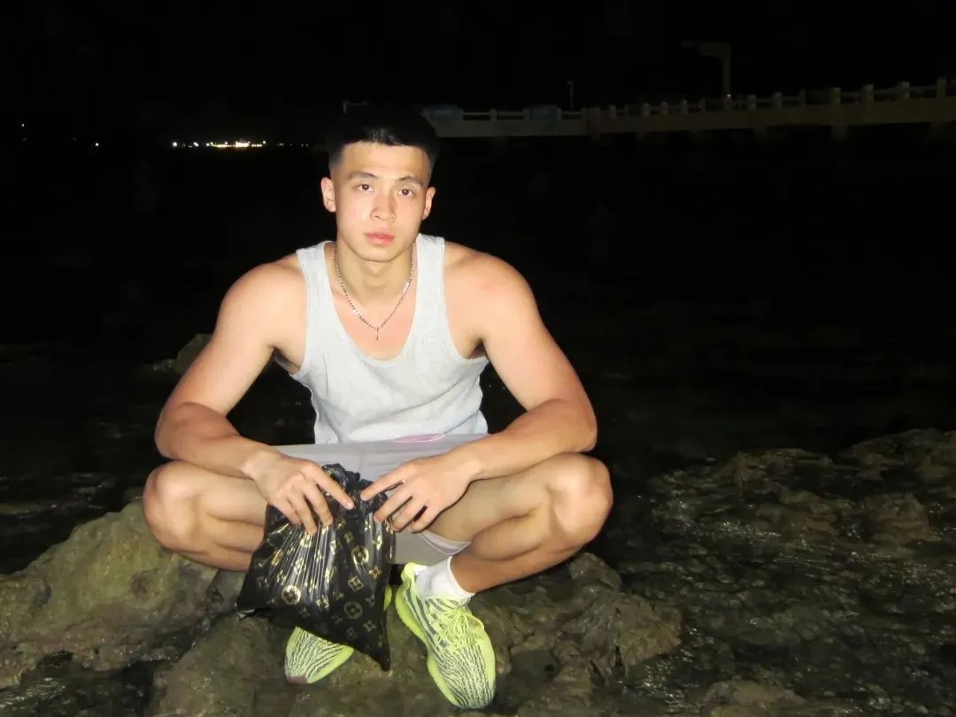 182cm 阳光肌肉兵哥哥，肌肉线条太硬了！