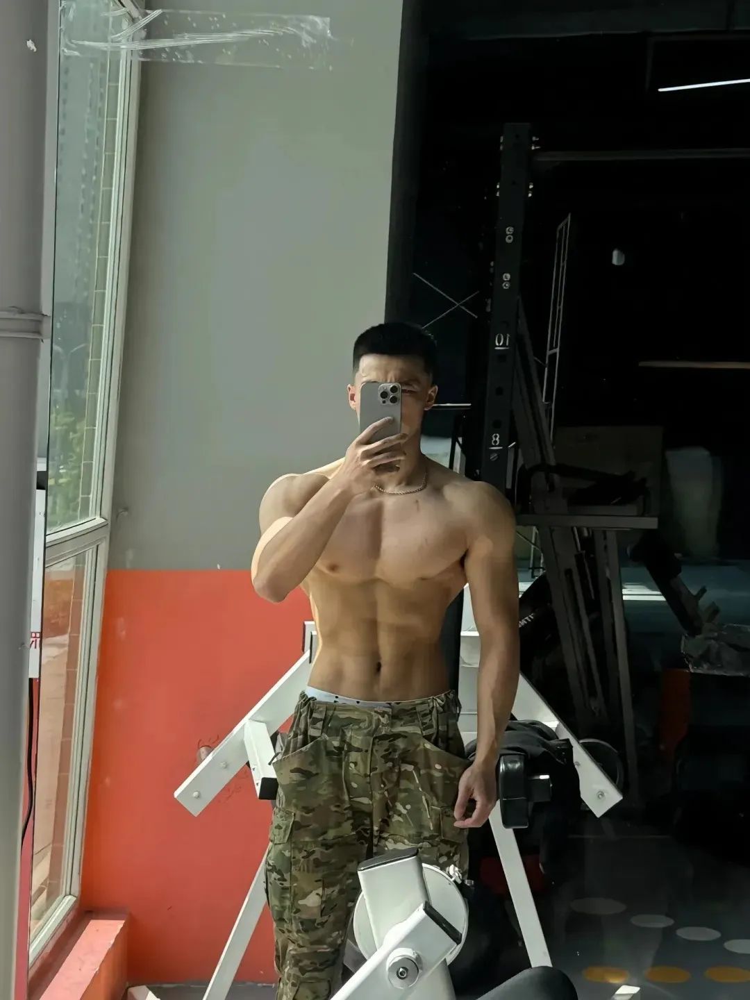 182cm 阳光肌肉兵哥哥，肌肉线条太硬了！
