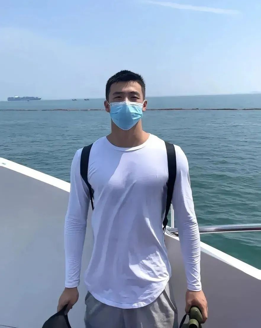 182cm 阳光肌肉兵哥哥，肌肉线条太硬了！