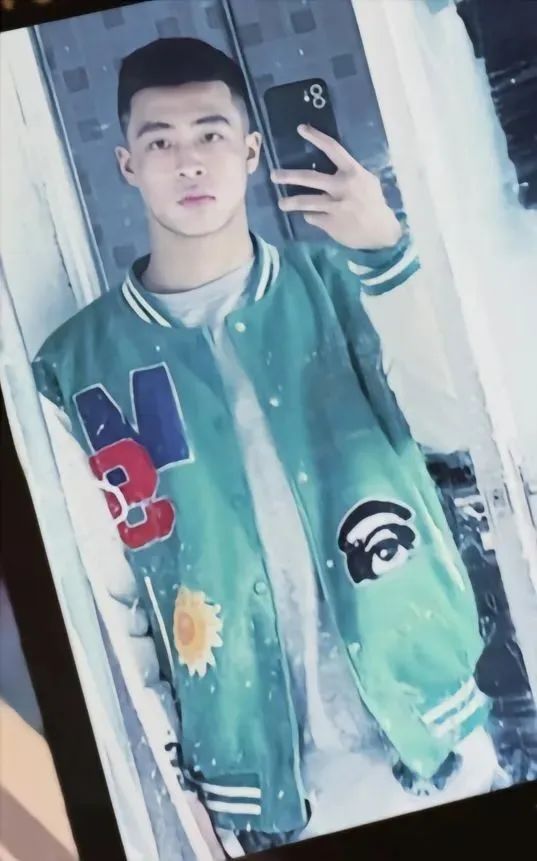182cm 阳光肌肉兵哥哥，肌肉线条太硬了！
