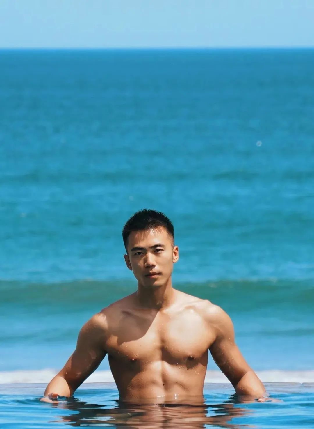  来自大海的黑皮小哥哥，男友力 MAX 爆发！
