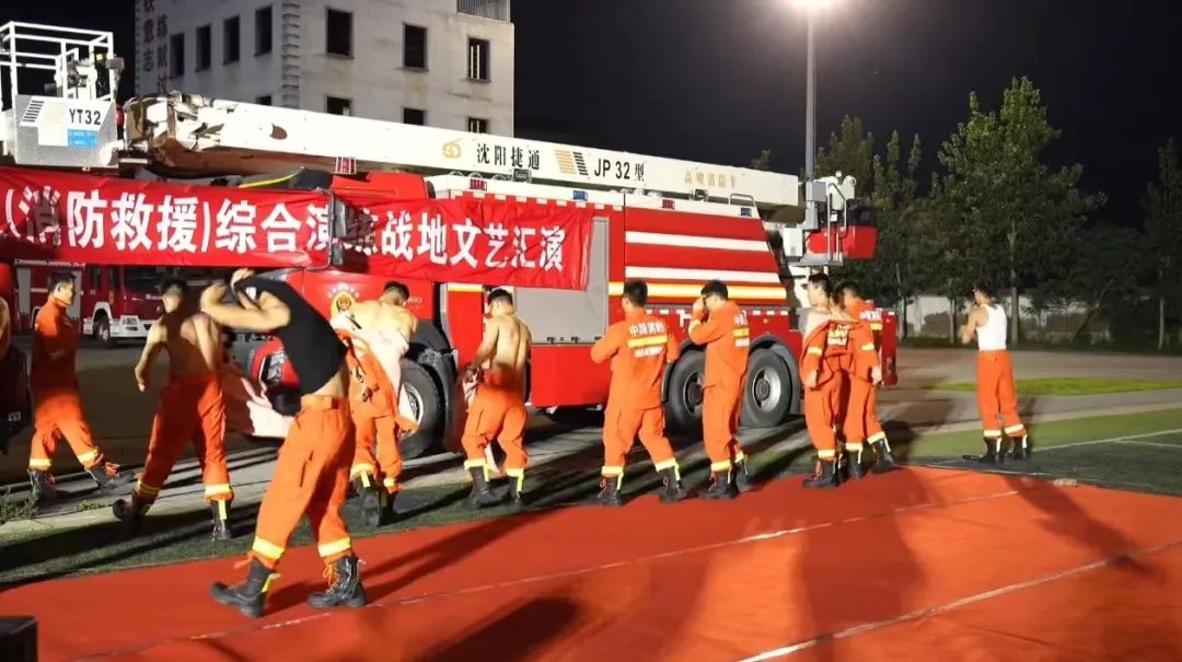  消防员肌肉全体露出，上演硬汉实力 