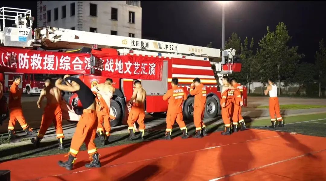  消防员肌肉全体露出，上演硬汉实力 