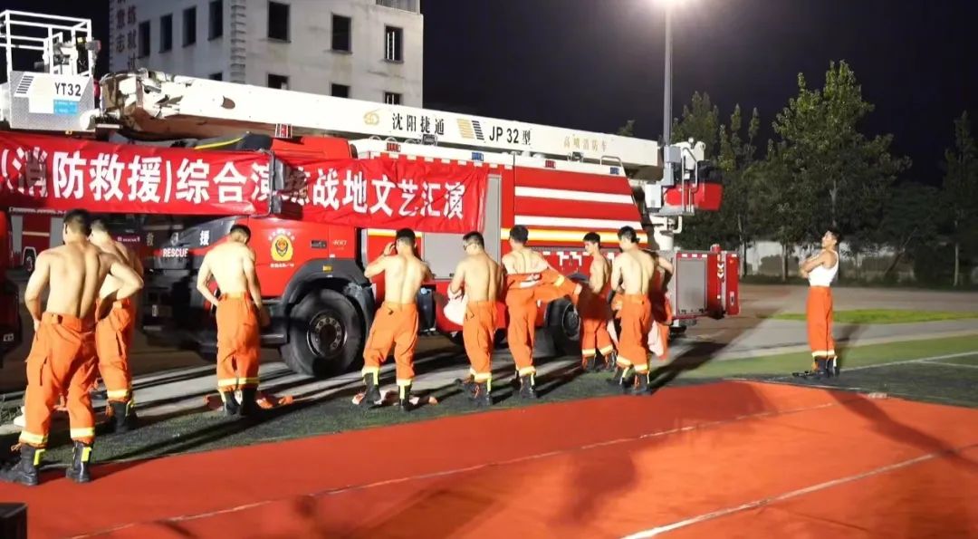  消防员肌肉全体露出，上演硬汉实力 