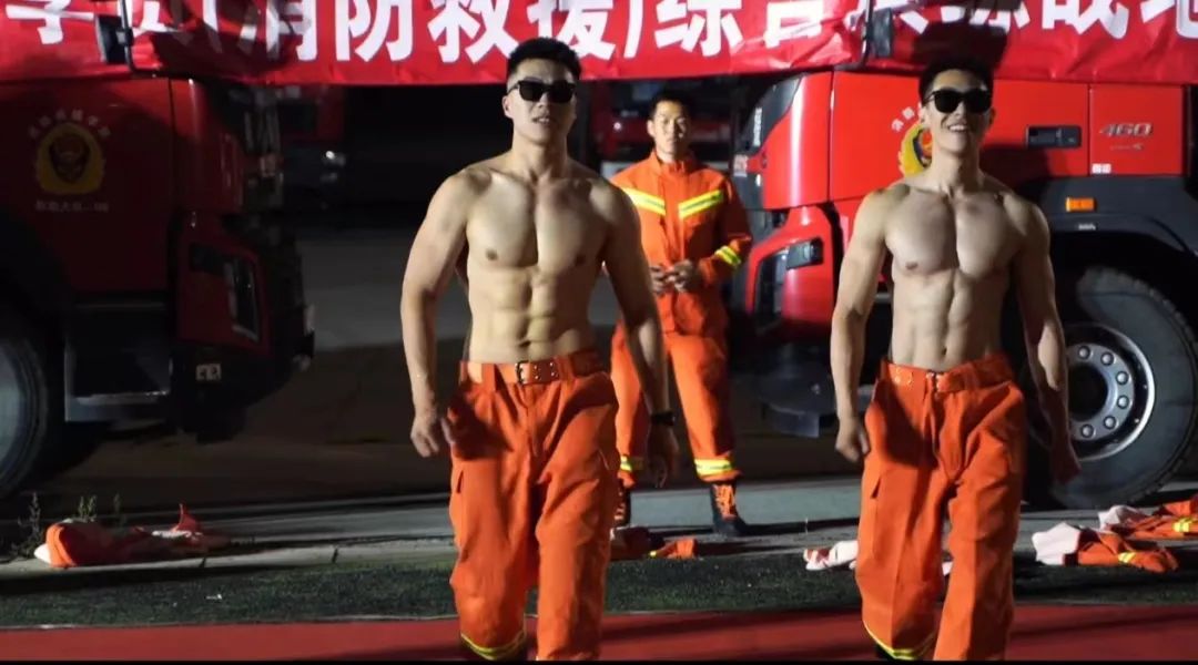  消防员肌肉全体露出，上演硬汉实力 