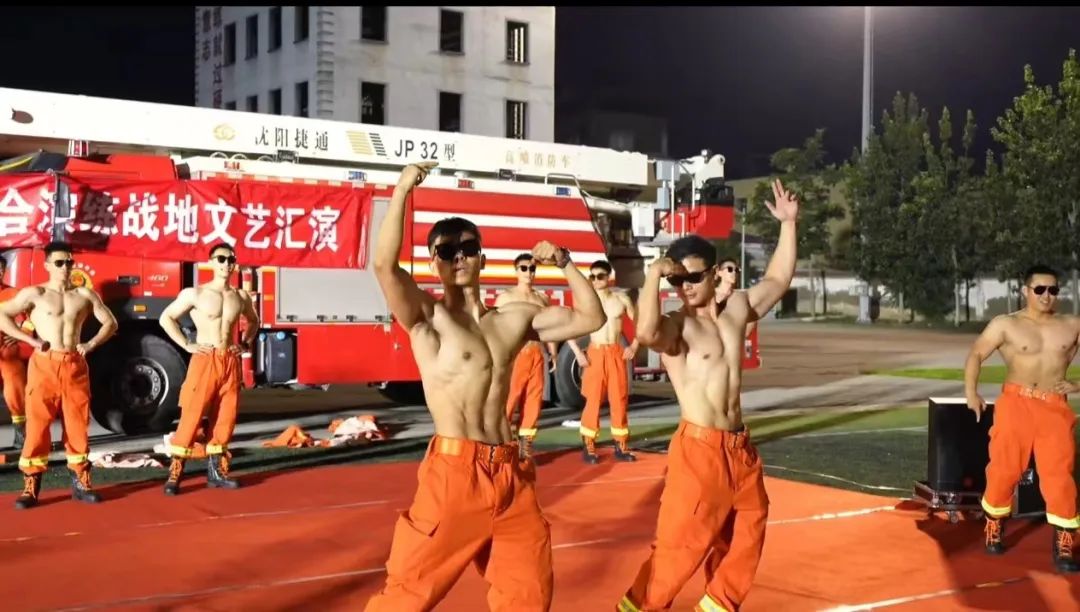  消防员肌肉全体露出，上演硬汉实力 
