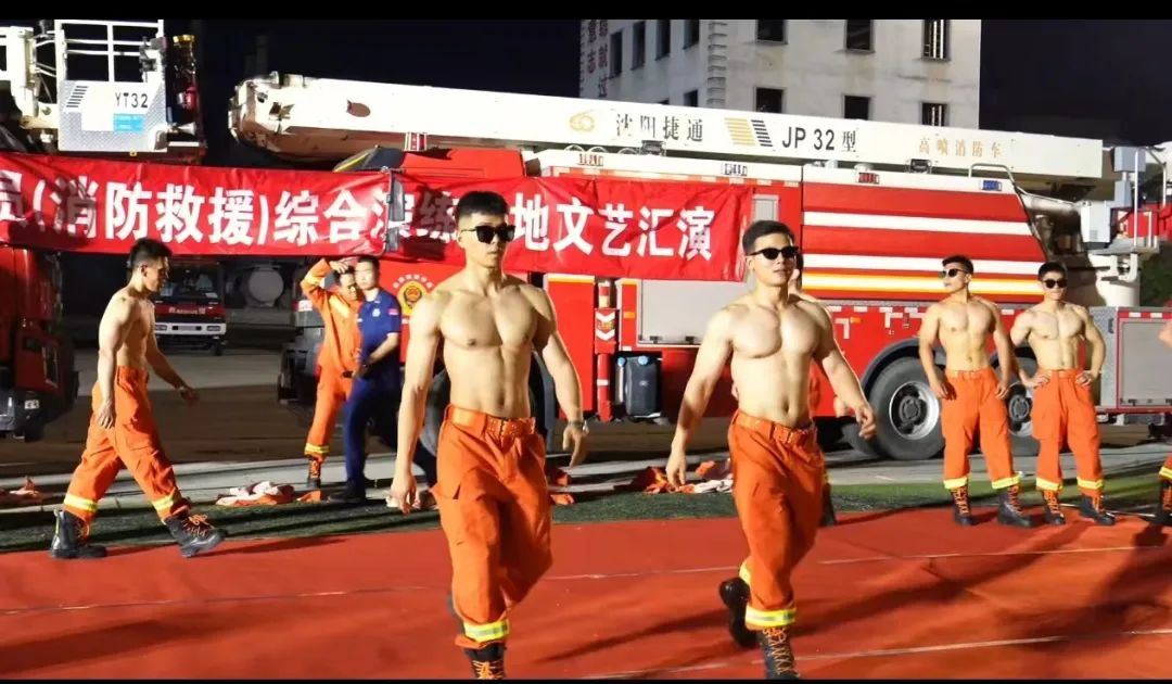  消防员肌肉全体露出，上演硬汉实力 