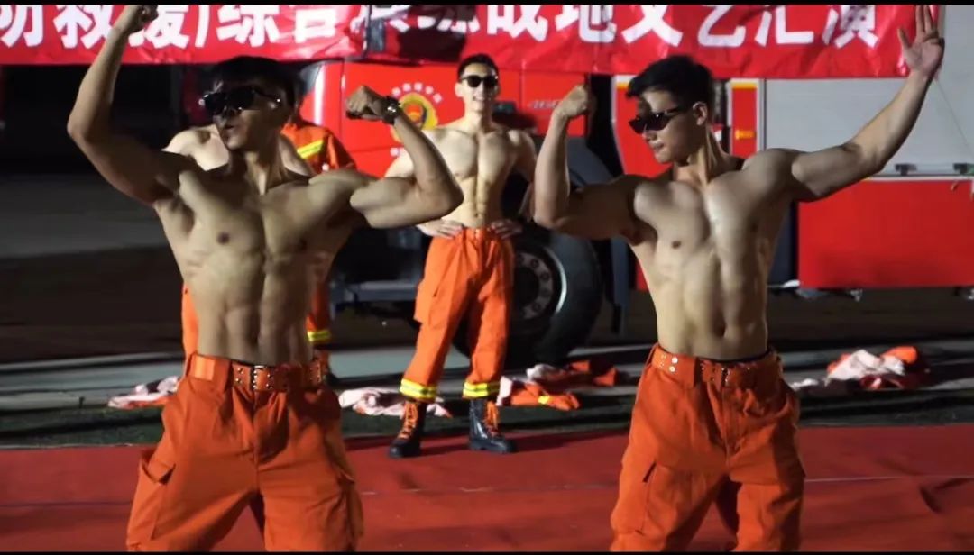  消防员肌肉全体露出，上演硬汉实力 