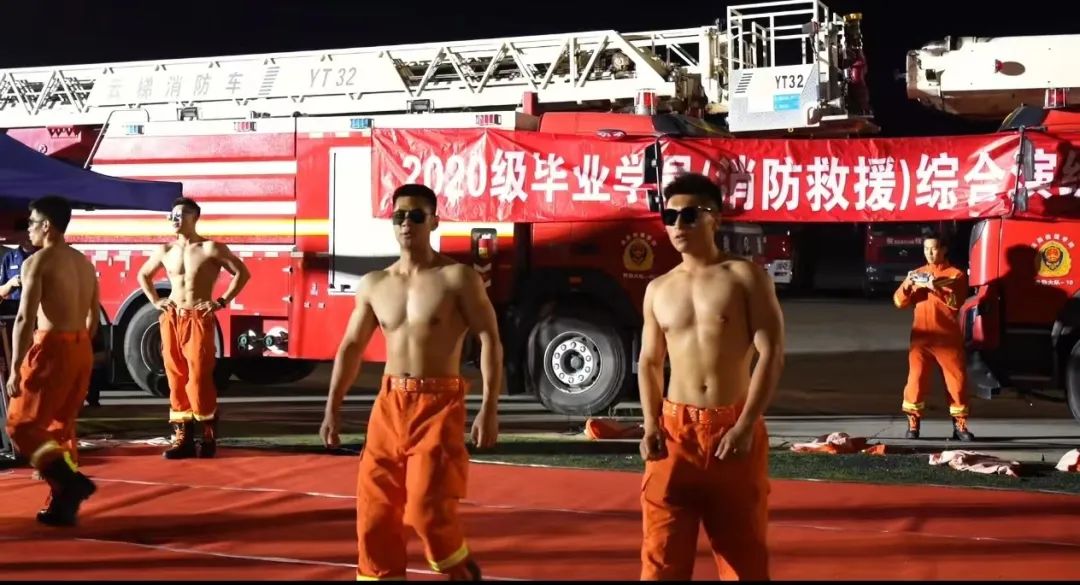  消防员肌肉全体露出，上演硬汉实力 
