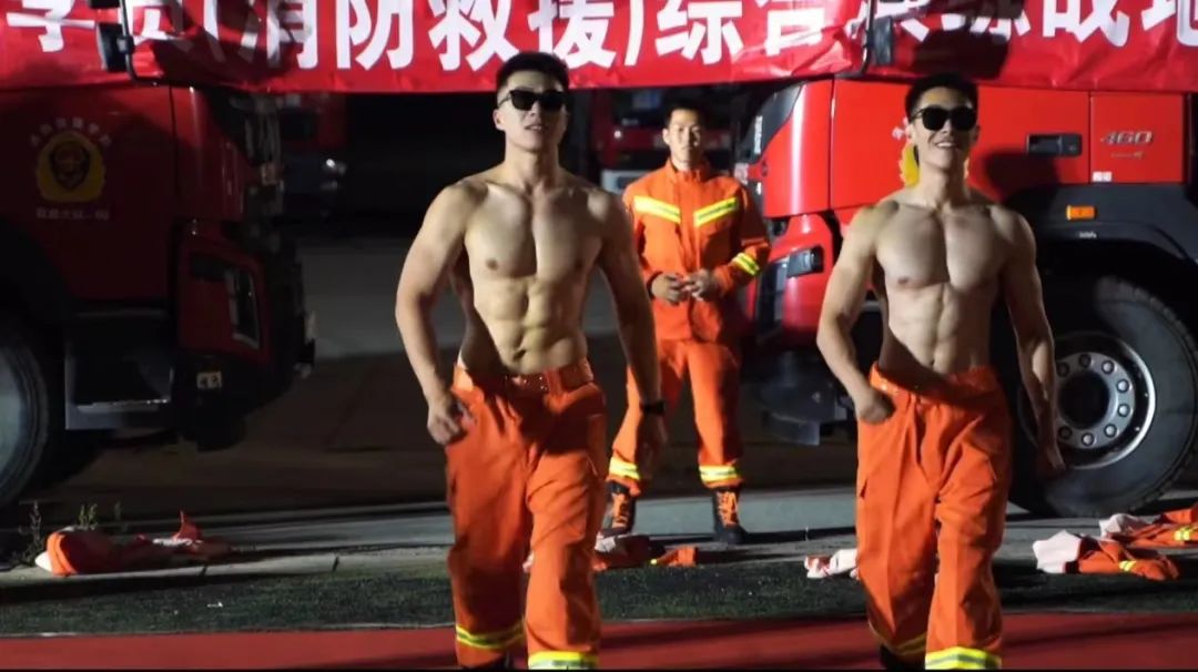  消防员肌肉全体露出，上演硬汉实力 